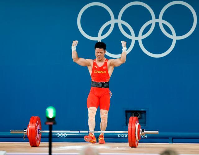 巴黎奥运会丨举重——男子61公斤级：中国选手李发彬夺冠XxjpseC010490_20240807_MVPFN0A001.jpg
